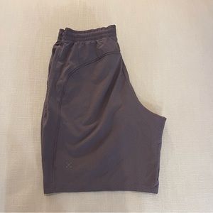Perfect condition Lululemon purple men’s shorts size large w/ liner